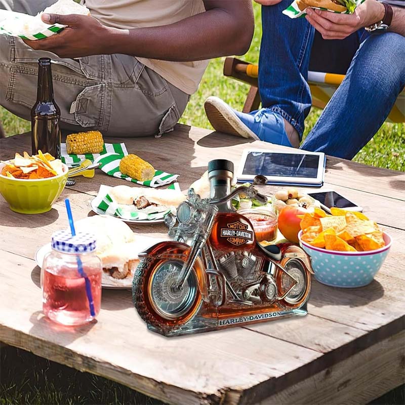 Kreativ motorsykkel-vinflaske av glass