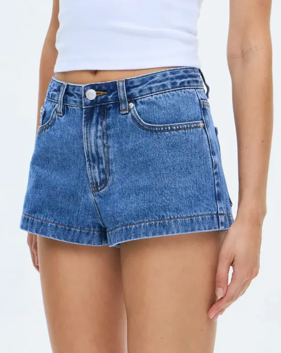 Mellomhøy elastisk denimshorts | Flere lommer, avslappet og komfortabel