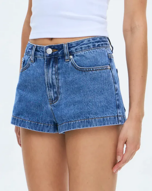 Mellomhøy elastisk denimshorts | Flere lommer, avslappet og komfortabel